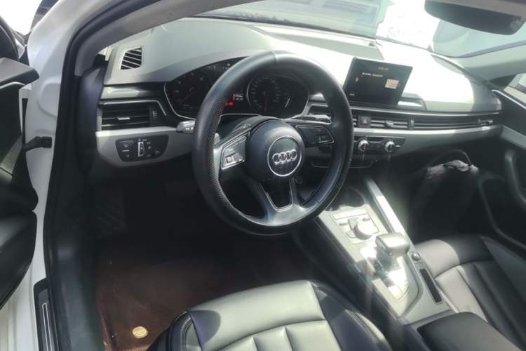 Used Audi A4L 2018 30th Anniversary Edition 40 TFSI Trendy Model Center Console