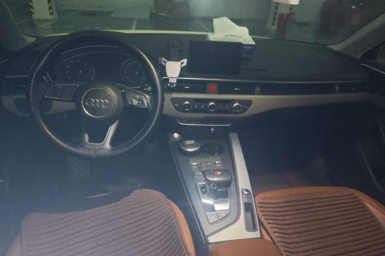 Used Audi A4L 2018 30th Anniversary Edition 40 TFSI Fashion Model Center Console