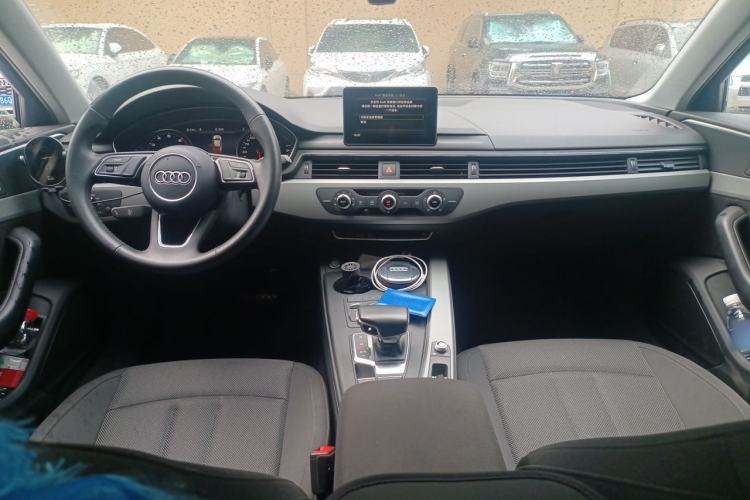 Used Audi A4L 2018 30th Anniversary Edition 30 TFSI Ambition Model Center Console