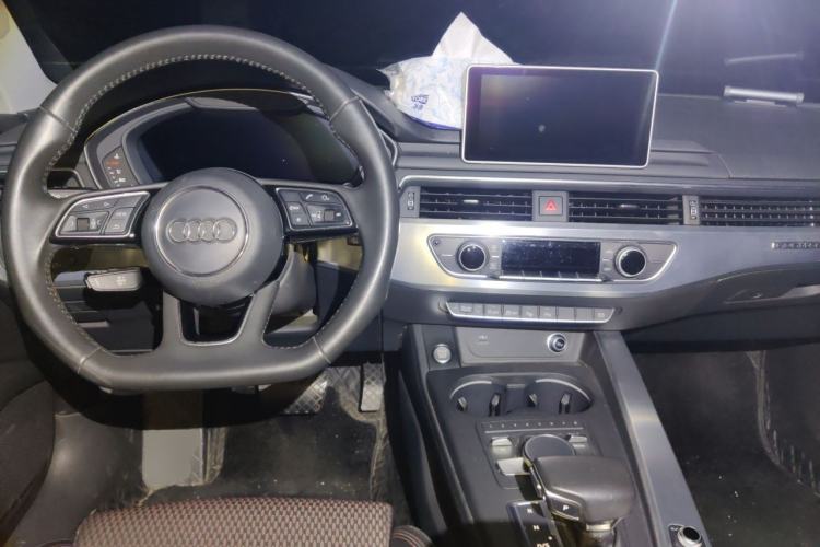 Used Audi A4L 2018 30th Anniversary Edition 45 TFSI quattro Sport model Center Console