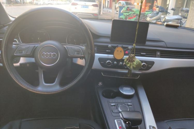 Used Audi A4L 2018 30th Anniversary Edition 40 TFSI Trendy Model Center Console