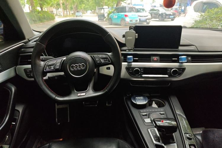 Used Audi A4L 2018 30th Anniversary Edition 40 TFSI Fashion Model Center Console