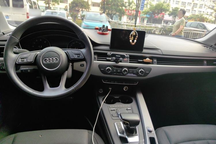 Used Audi A4L 2018 30th Anniversary Edition 40 TFSI Trendy Model Center Console