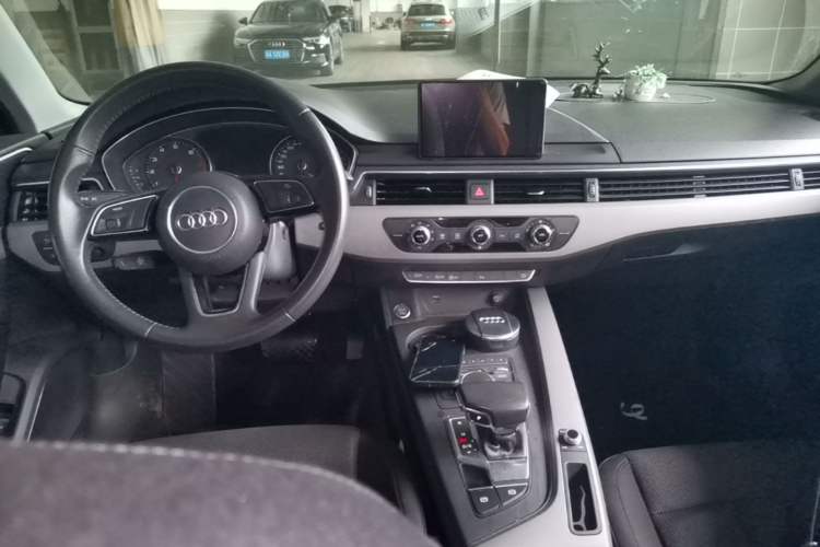 Used Audi A4L 2018 30th Anniversary Edition 40 TFSI Trendy Model Center Console