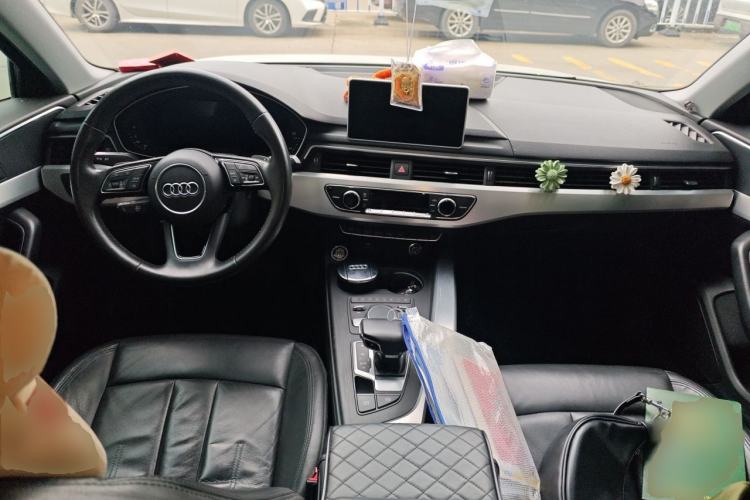 Used Audi A4L 2018 30th Anniversary Edition 40 TFSI Fashion Model Center Console