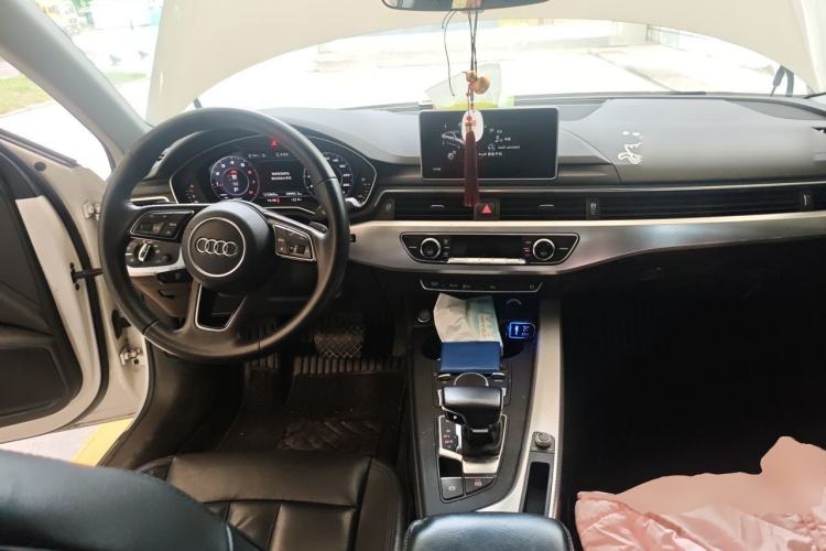 Used Audi A4L 2018 30th Anniversary Edition 40 TFSI Fashion Model Center Console