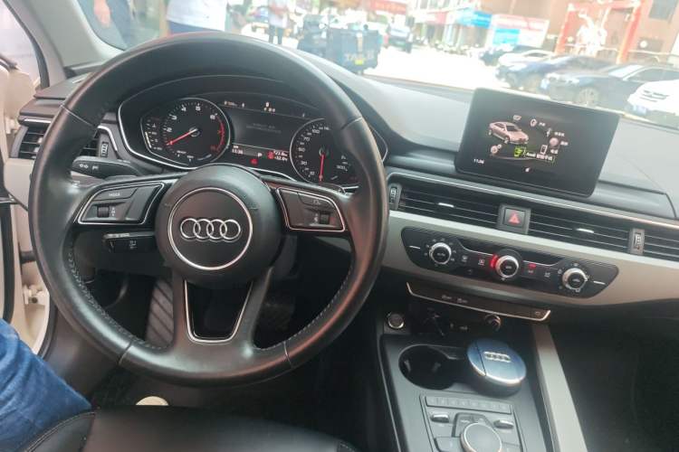 Used Audi A4L 2018 30th Anniversary Edition 30 TFSI Ambition Model Center Console