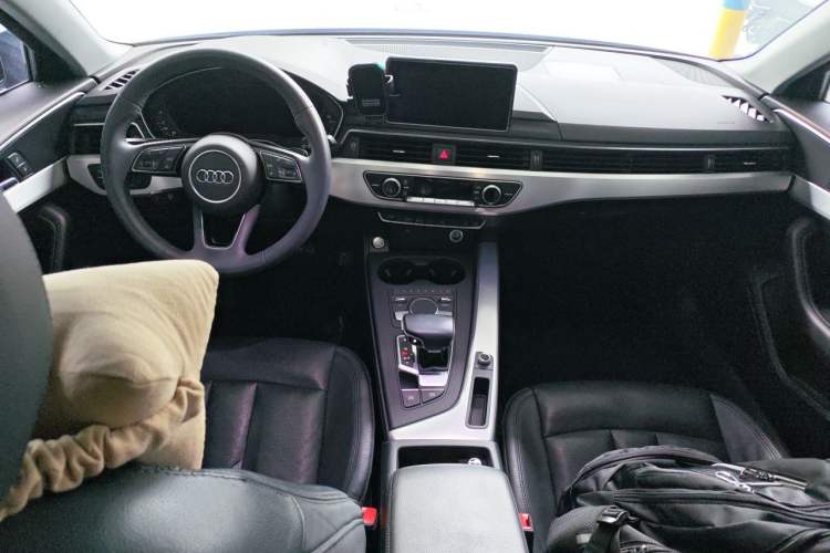 Used Audi A4L 2018 30th Anniversary Edition 40 TFSI Fashion Model Center Console
