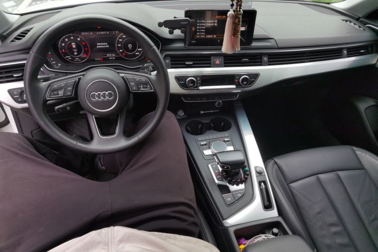 Used Audi A4L 2018 30th Anniversary Edition 40 TFSI Fashion Model Center Console