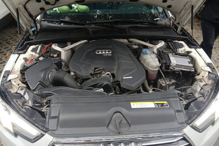 Used Audi A4L 2018 30th Anniversary Edition 30 TFSI Ambition Model Engine Bay