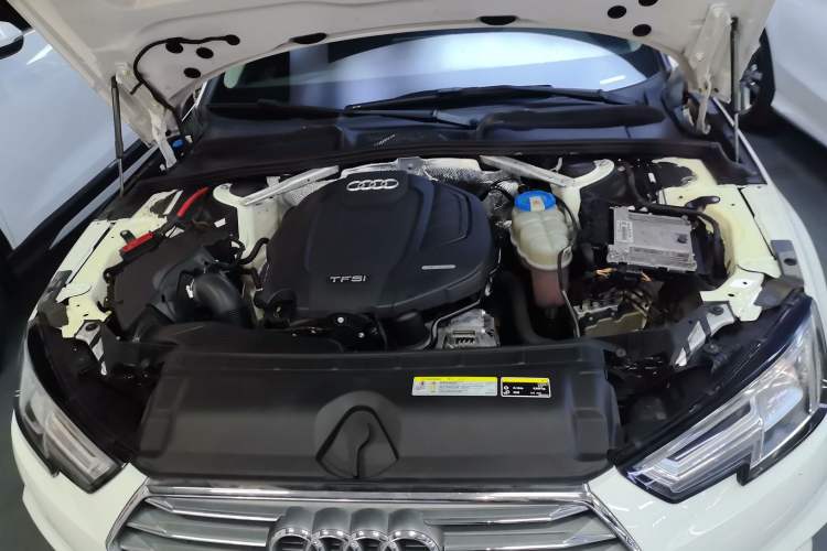 Used Audi A4L 2018 30th Anniversary Edition 40 TFSI Fashion Model Engine Bay