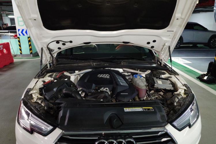 Used Audi A4L 2018 30th Anniversary Edition 30 TFSI Ambition Model Engine Bay
