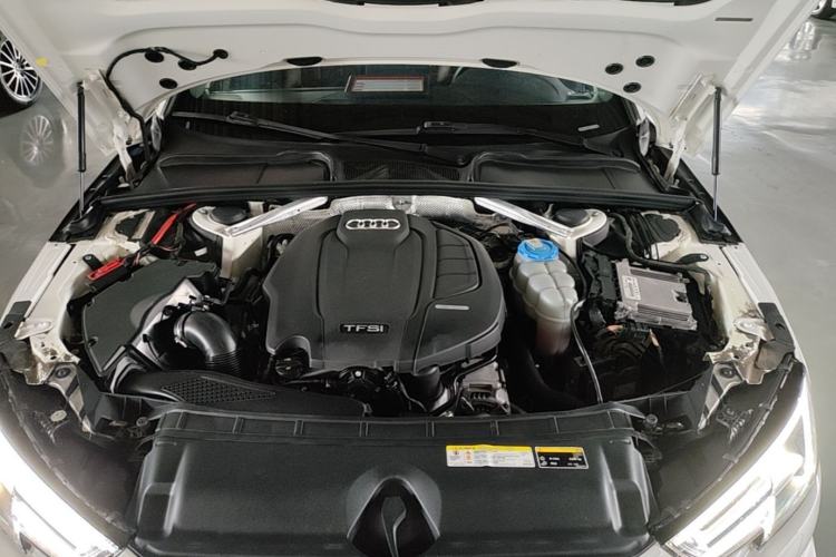 Used Audi A4L 2018 30th Anniversary Edition 40 TFSI Fashion Model Engine Bay