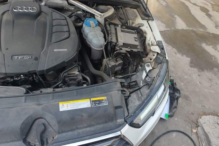 Used Audi A4L 2018 30th Anniversary Edition 40 TFSI Fashion Model Engine Bay Left