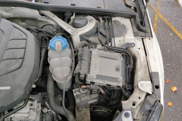Used Audi A4L 2018 30th Anniversary Edition 40 TFSI Fashion Model Engine Bay Left