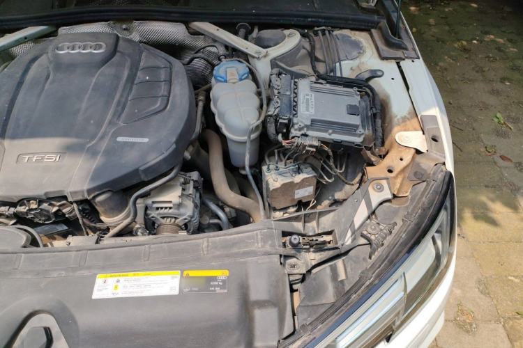 Used Audi A4L 2018 30th Anniversary Edition 40 TFSI Fashion Model Engine Bay Left