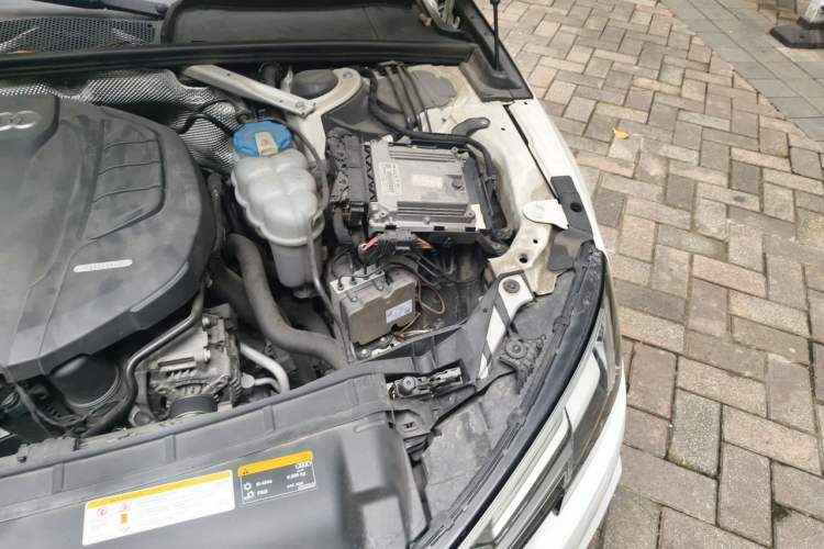 Used Audi A4L 2018 30th Anniversary Edition 40 TFSI Fashion Model Engine Bay Left