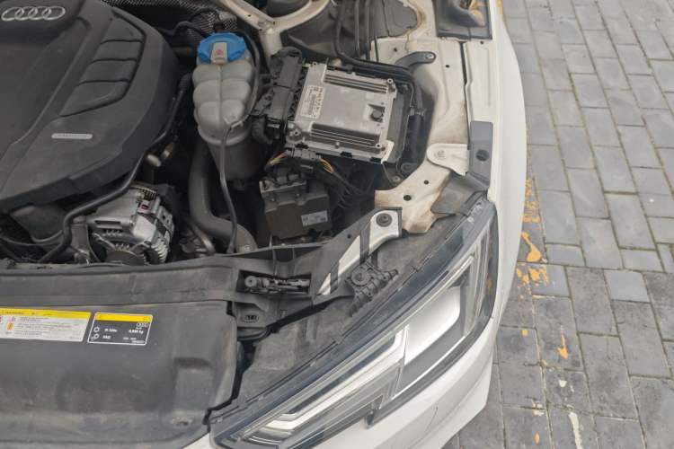 Used Audi A4L 2018 30th Anniversary Edition 40 TFSI Fashion Model Engine Bay Left
