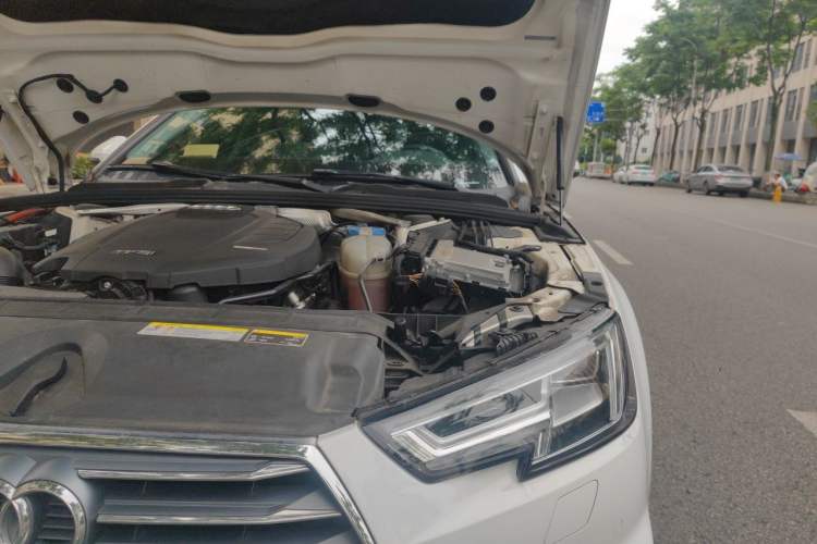 Used Audi A4L 2018 30th Anniversary Edition 40 TFSI Fashion Model Engine Bay Left
