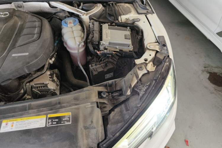 Used Audi A4L 2018 30th Anniversary Edition 40 TFSI Fashion Model Engine Bay Left