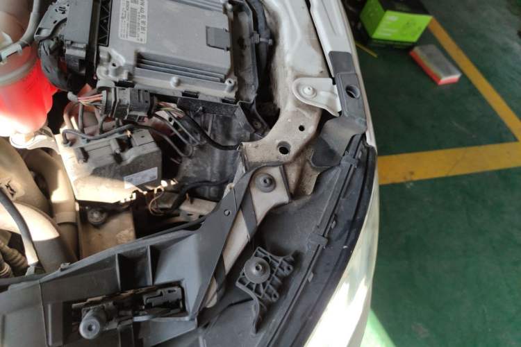 Used Audi A4L 2018 30th Anniversary Edition 40 TFSI Fashion Model Engine Bay Left