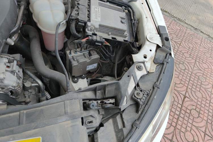 Used Audi A4L 2018 30th Anniversary Edition 40 TFSI Fashion Model Engine Bay Left