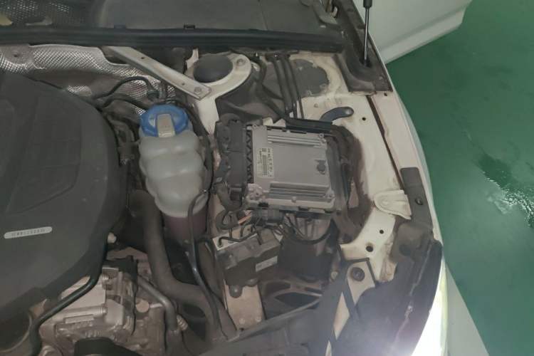 Used Audi A4L 2018 30th Anniversary Edition 40 TFSI Fashion Model Engine Bay Left