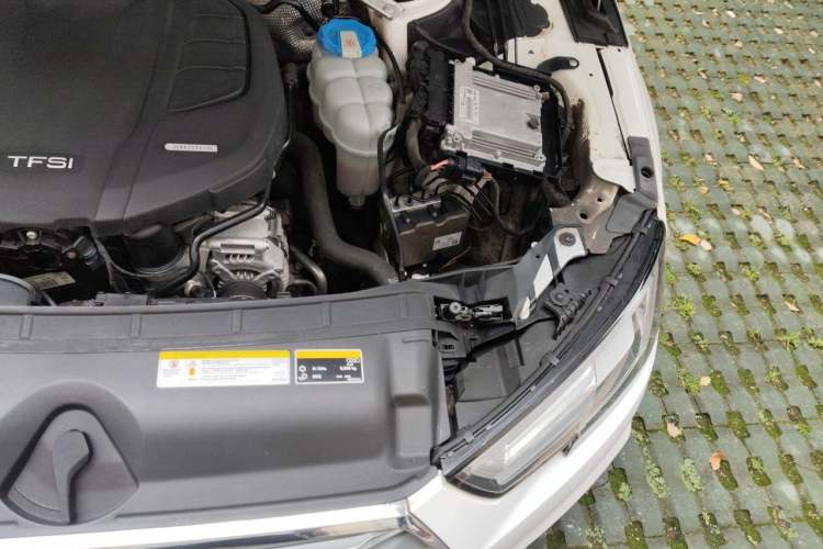 Used Audi A4L 2018 30th Anniversary Edition 40 TFSI Fashion Model Engine Bay Left