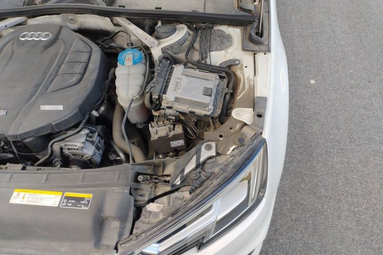 Used Audi A4L 2018 30th Anniversary Edition 40 TFSI Fashion Model Engine Bay Left