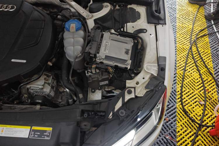 Used Audi A4L 2018 30th Anniversary Edition 40 TFSI Trendy Model Engine Bay Left