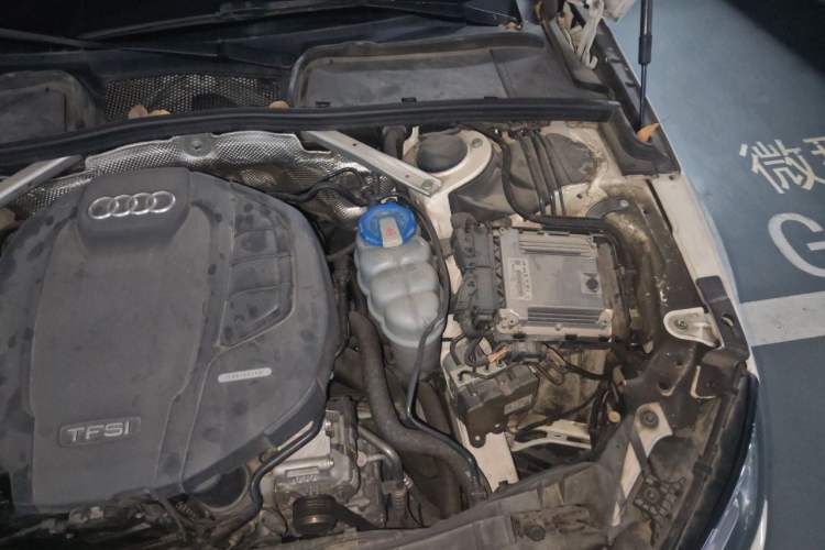 Used Audi A4L 2018 30th Anniversary Edition 40 TFSI Fashion Model Engine Bay Left