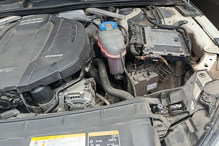 Used Audi A4L 2018 30th Anniversary Edition 40 TFSI Fashion Model Engine Bay Left