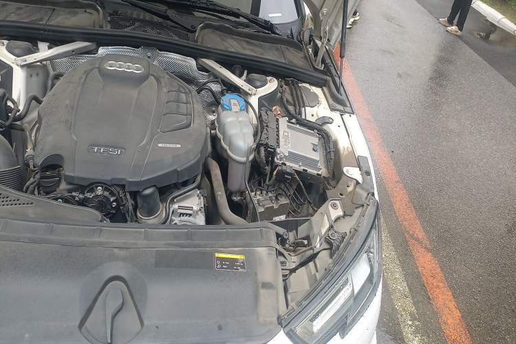 Used Audi A4L 2018 30th Anniversary Edition 40 TFSI Fashion Model Engine Bay Left