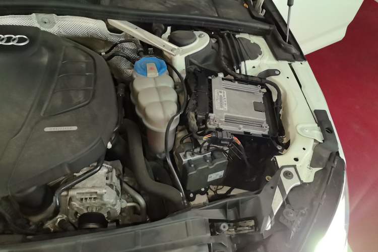 Used Audi A4L 2018 30th Anniversary Edition 40 TFSI Trendy Model Engine Bay Left