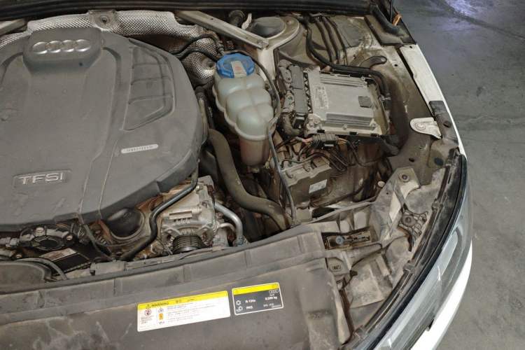 Used Audi A4L 2018 30th Anniversary Edition 40 TFSI Fashion Model Engine Bay Left
