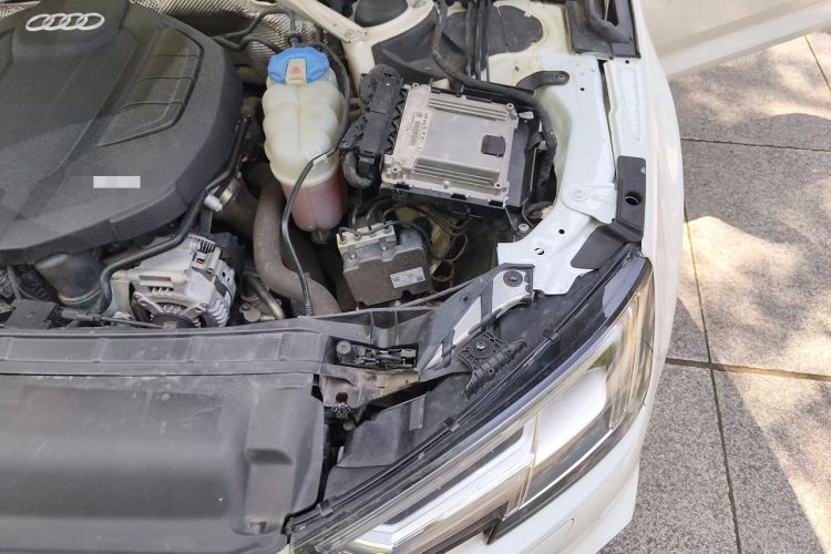 Used Audi A4L 2018 30th Anniversary Edition 40 TFSI Fashion Model Engine Bay Left