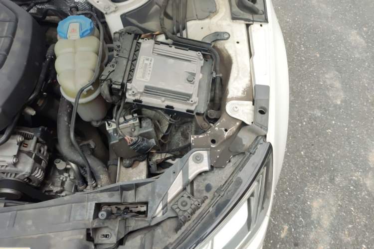 Used Audi A4L 2018 30th Anniversary Edition 40 TFSI Fashion Model Engine Bay Left