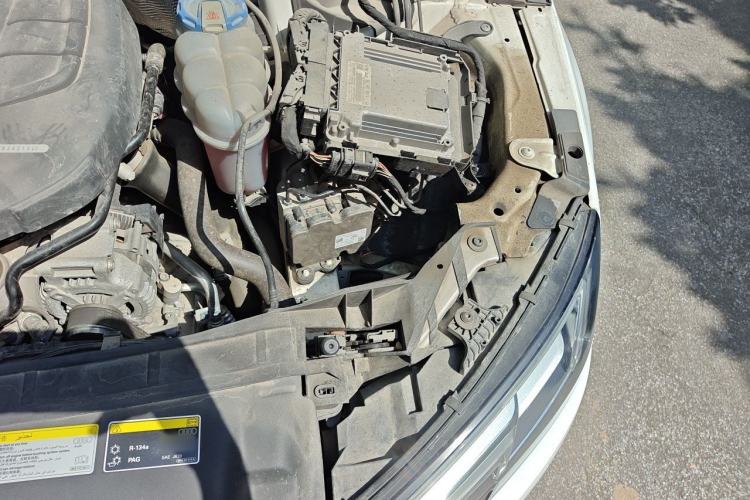 Used Audi A4L 2018 30th Anniversary Edition 40 TFSI Fashion Model Engine Bay Left