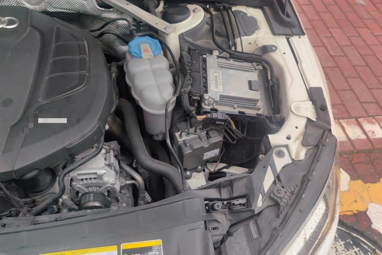 Used Audi A4L 2018 30th Anniversary Edition 40 TFSI Fashion Model Engine Bay Left