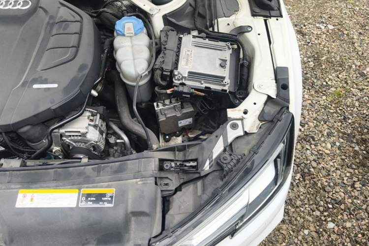 Used Audi A4L 2018 30th Anniversary Edition 40 TFSI Fashion Model Engine Bay Left