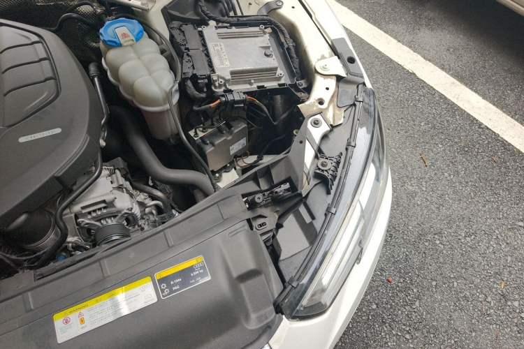 Used Audi A4L 2018 30th Anniversary Edition 40 TFSI Fashion Model Engine Bay Left