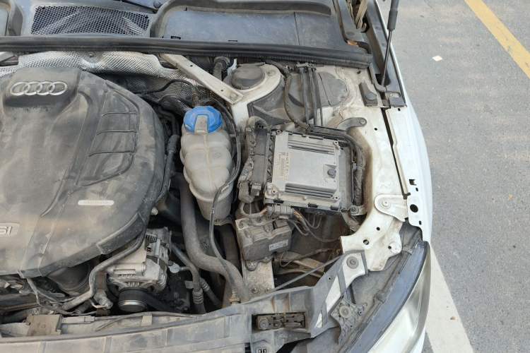 Used Audi A4L 2018 30th Anniversary Edition 40 TFSI Fashion Model Engine Bay Left