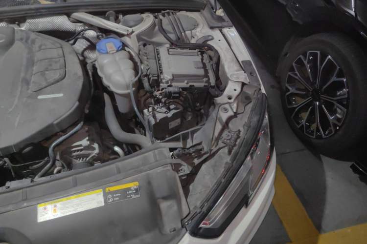 Used Audi A4L 2018 30th Anniversary Edition 40 TFSI Fashion Model Engine Bay Left