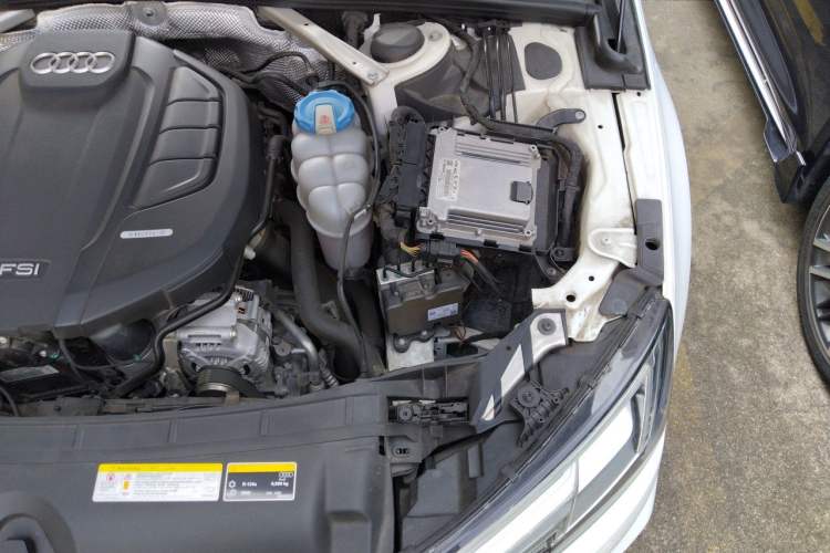 Used Audi A4L 2018 30th Anniversary Edition 40 TFSI Fashion Model Engine Bay Left