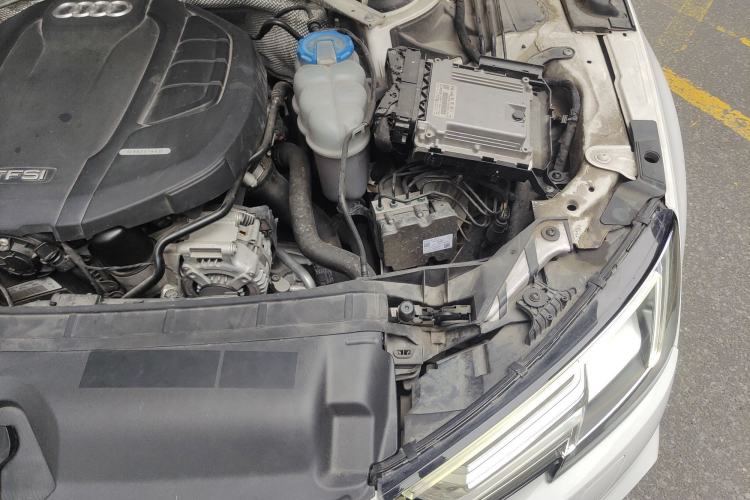 Used Audi A4L 2018 30th Anniversary Edition 40 TFSI Fashion Model Engine Bay Left