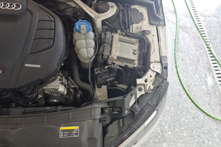 Used Audi A4L 2018 30th Anniversary Edition 40 TFSI Sport Edition Engine Bay Left