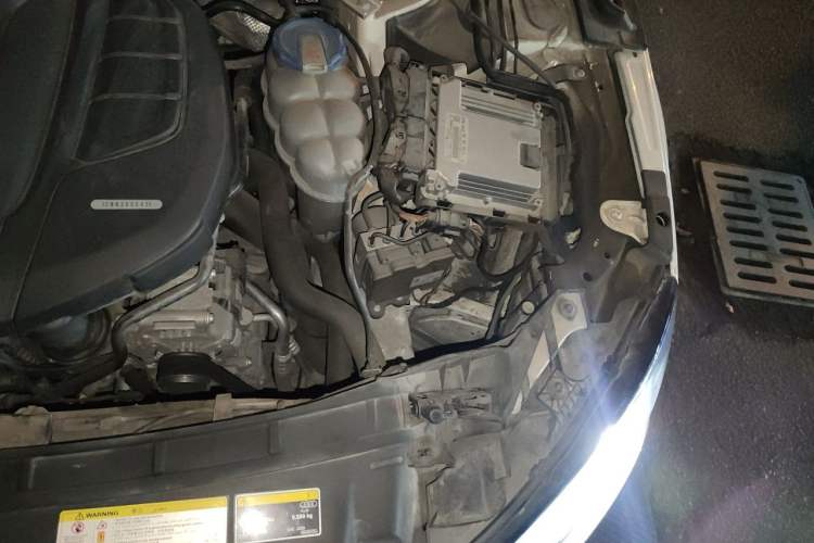 Used Audi A4L 2018 30th Anniversary Edition 40 TFSI Fashion Model Engine Bay Left