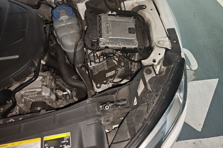 Used Audi A4L 2018 30th Anniversary Edition 40 TFSI Fashion Model Engine Bay Left