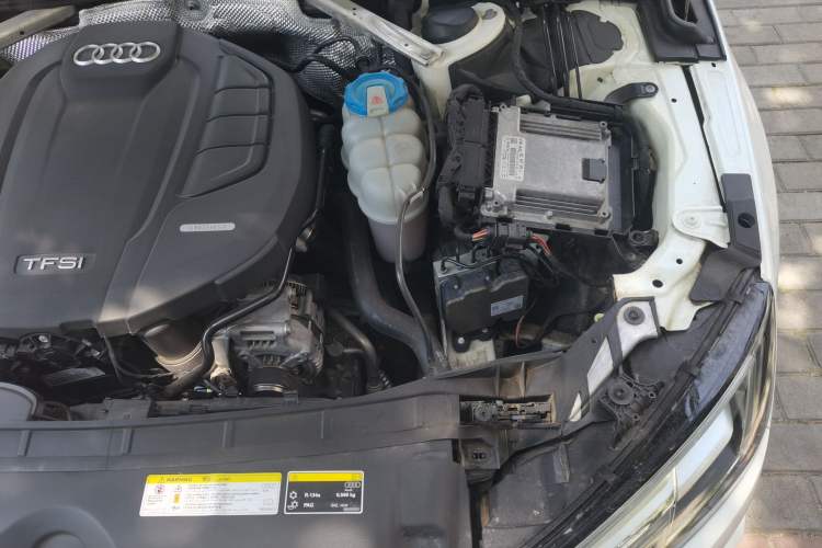 Used Audi A4L 2018 30th Anniversary Edition 40 TFSI Fashion Model Engine Bay Left