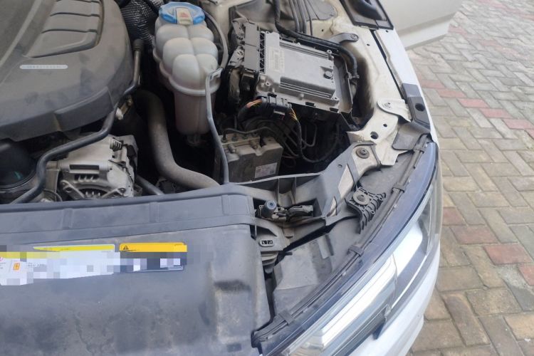 Used Audi A4L 2018 30th Anniversary Edition 40 TFSI Fashion Model Engine Bay Left